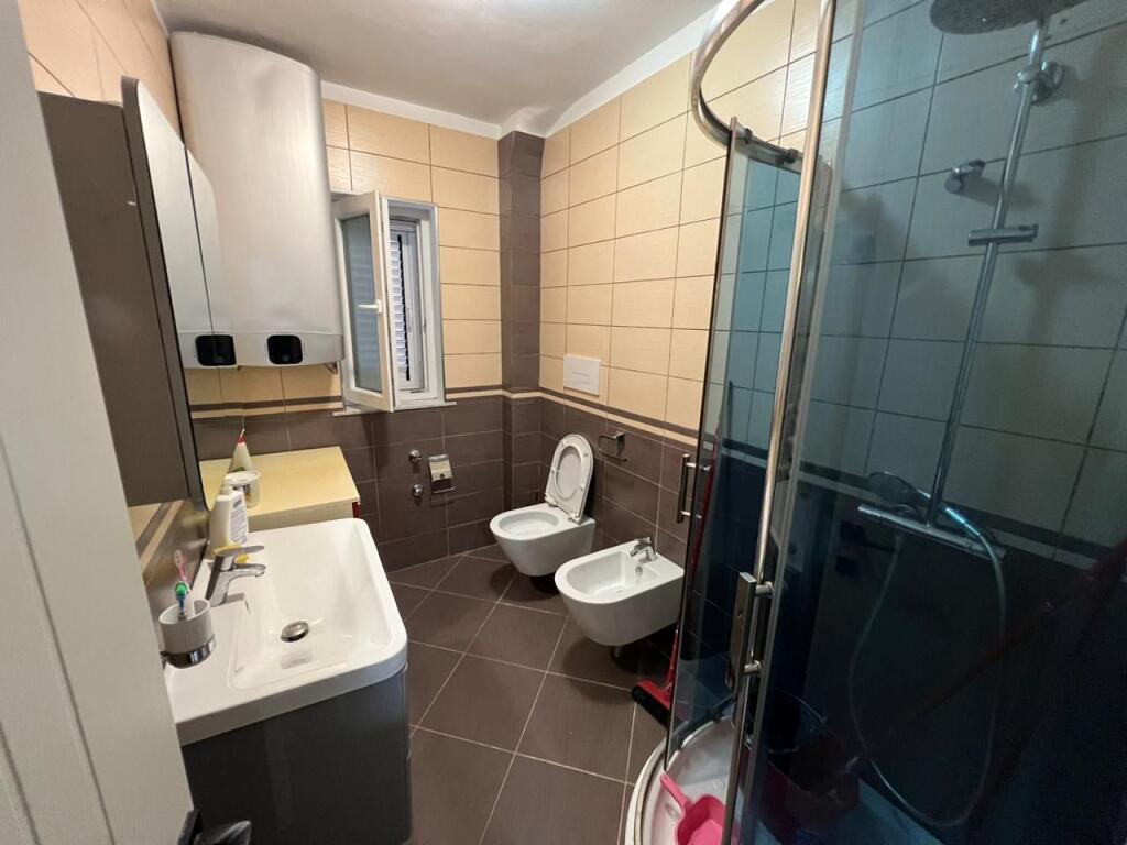 Jepet me qira 2+1 tek rruga e Elbasanit ,Drejtoria e Higjenes