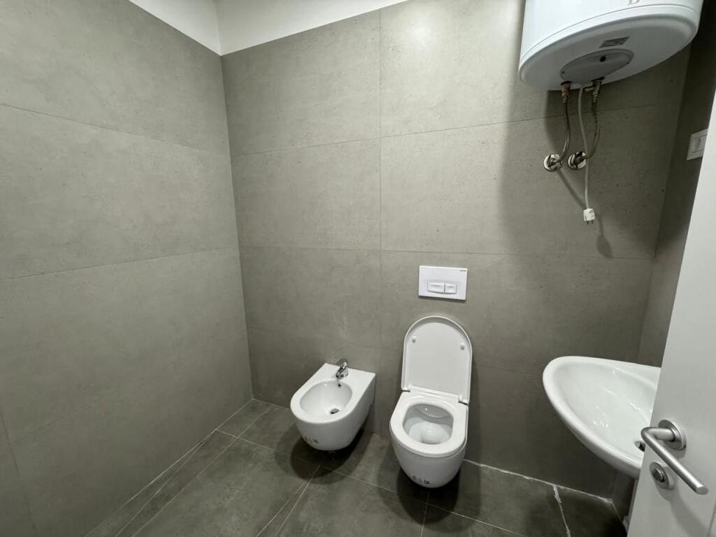 Shitet Apartament 1+1 Golem Pamje Deti