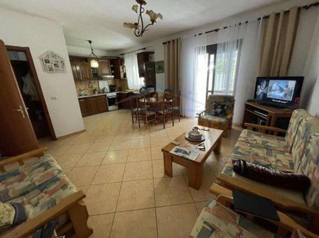 Shitet, Apartament 2+1, Komuna e Parisit.