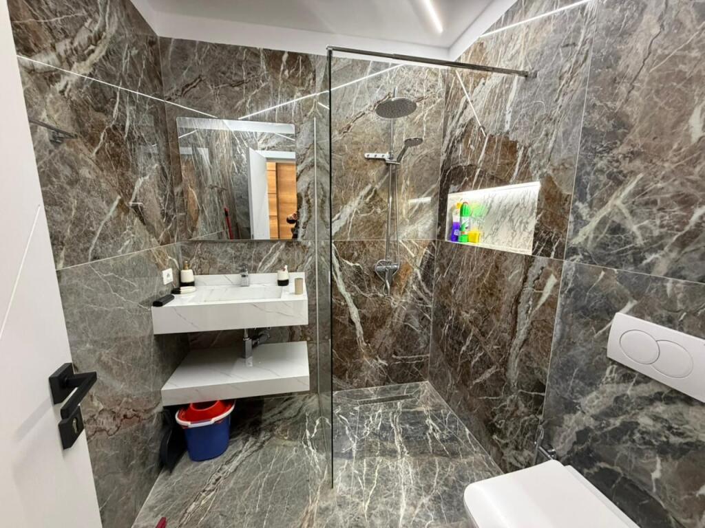 Shitet Apartament 2+1