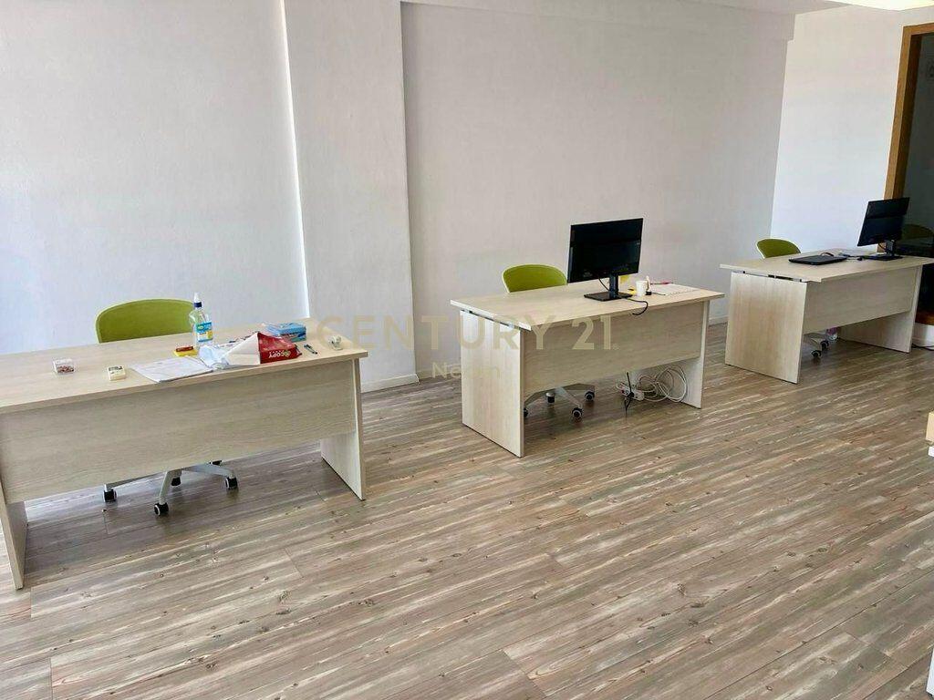 Zyrë moderne me qira – 125 m², me post parkimi, pranë Liceut Artistik