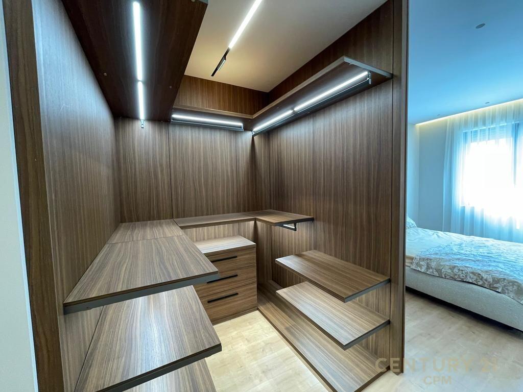 Apartament 2+1+2 Poste Parkimi per shitje tek Liqeni i Thate