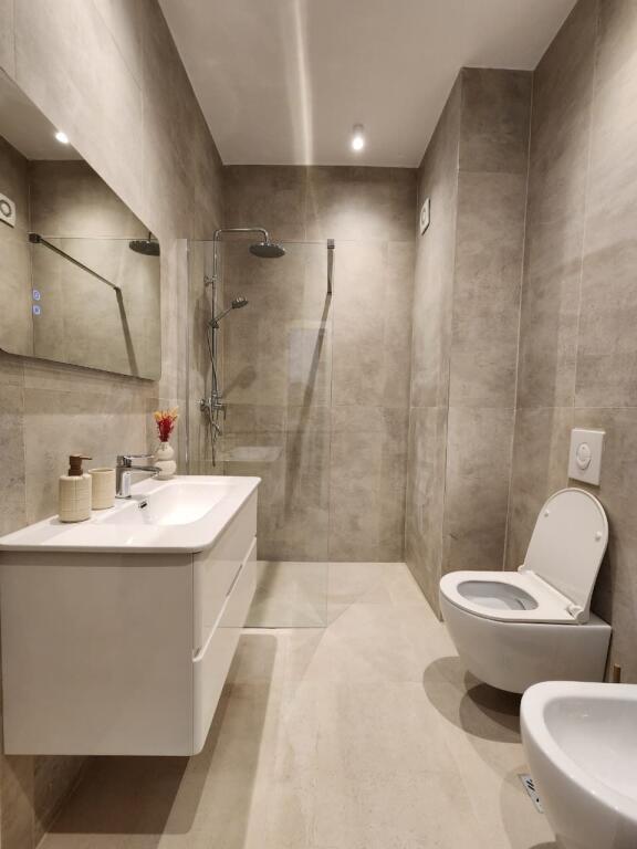 🏢 Jepet me Qira Apartament 2+1 – Qendër, pranë 15-Katëshit