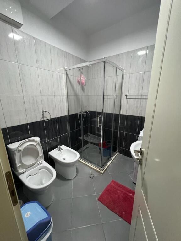 Qsut, apartament 2+1 me qera prane amerikanit 600€