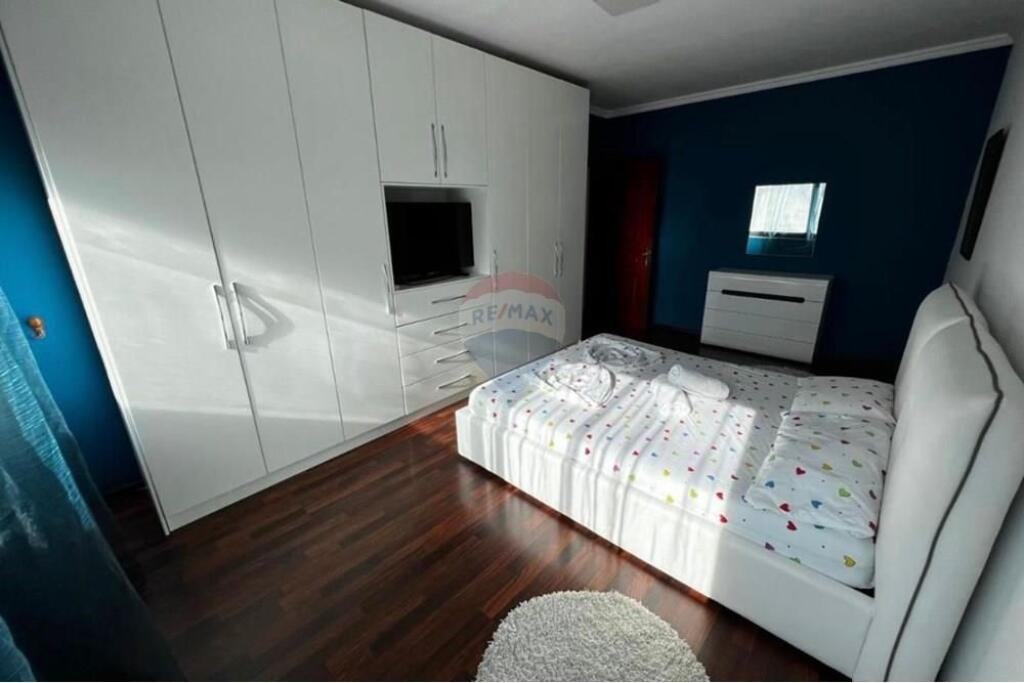 JEPET APARTAMENT 2+1 ME QERA ne myslym shyr