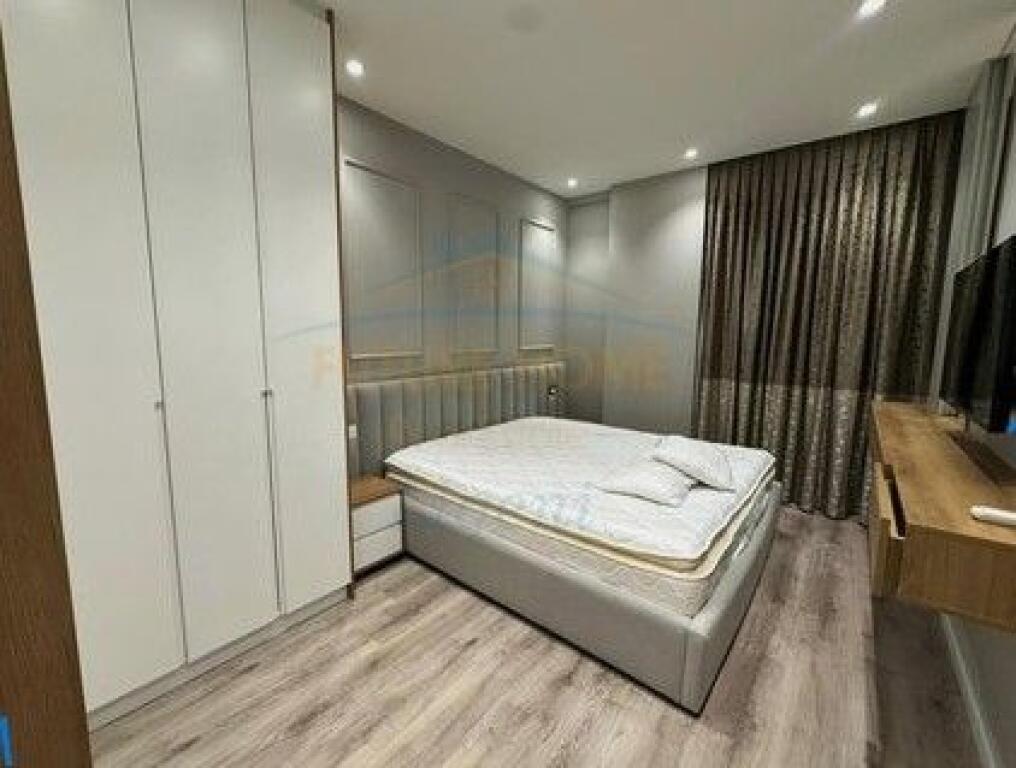 Jepet per qera apartament 1+1+post parkimi, Shkolla e Kuqe