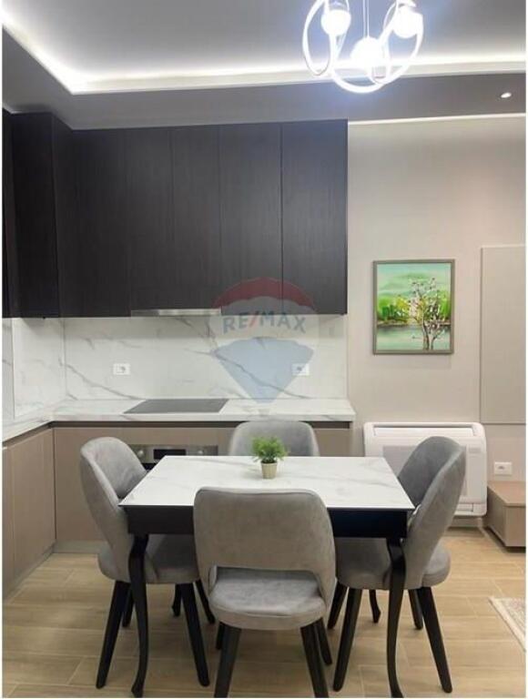 Jepet me qira apartament Komune e Parisit