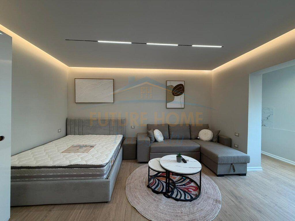 Garsoniere dhe apartament 1+1 per shitje tek rruga e Barrikadave