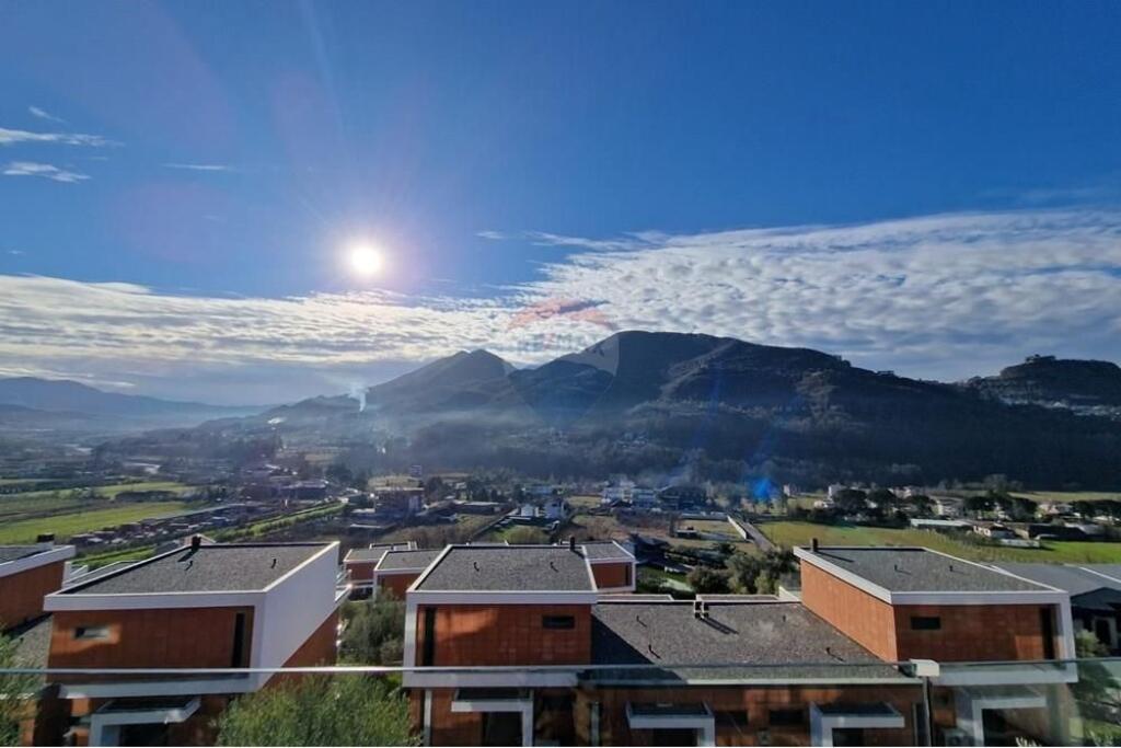 Villa su tre piani in vendita vicino a TEG!