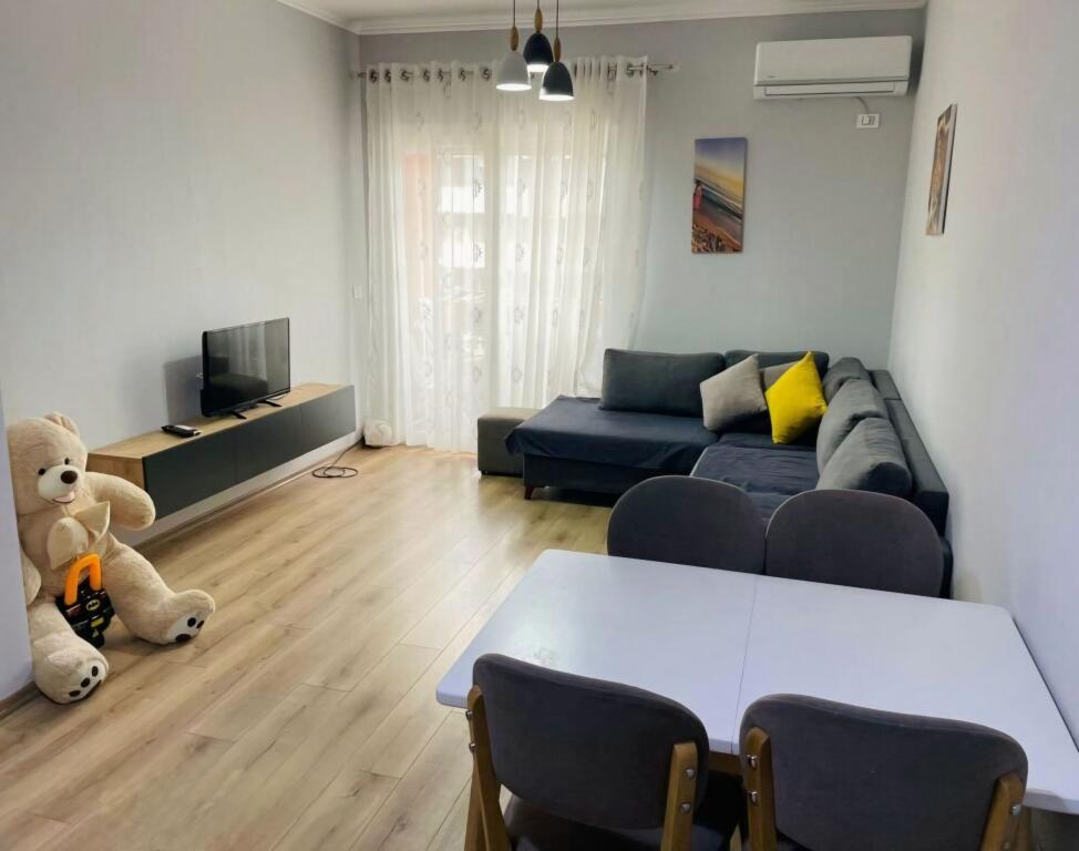 Jepet me qera apartament 1+1 te ish Tregu Elektrik!
