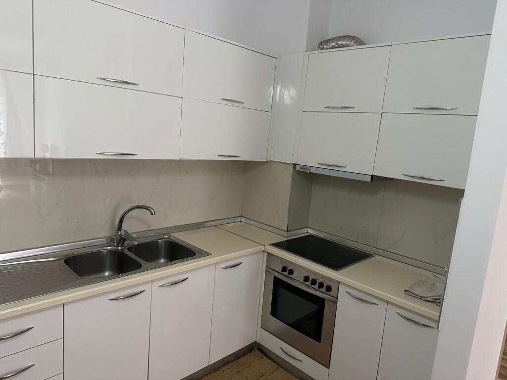 Appartamento 1+1 in affitto, Complesso Golden Park, di fronte American 3 Prezzo: 450 mila lek