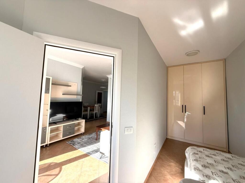 🏡 Jepet me Qira Apartament 2+1 – Rruga e Kavajës, pranë Kishës Katolike