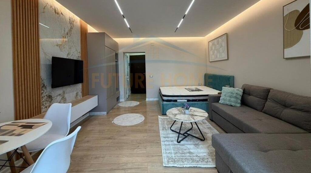 Shitet, Garsoniere, Rruga e Barrikadave, Tiranë.