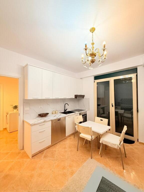 Jepet me Qira Afatgjatë Apartament 2+1 i Mobiluar në Skele, Vlorë