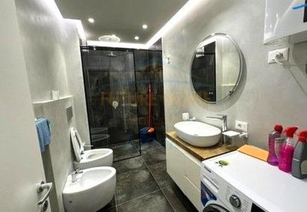 Jepet per qera apartament 1+1+post parkimi, Shkolla e Kuqe