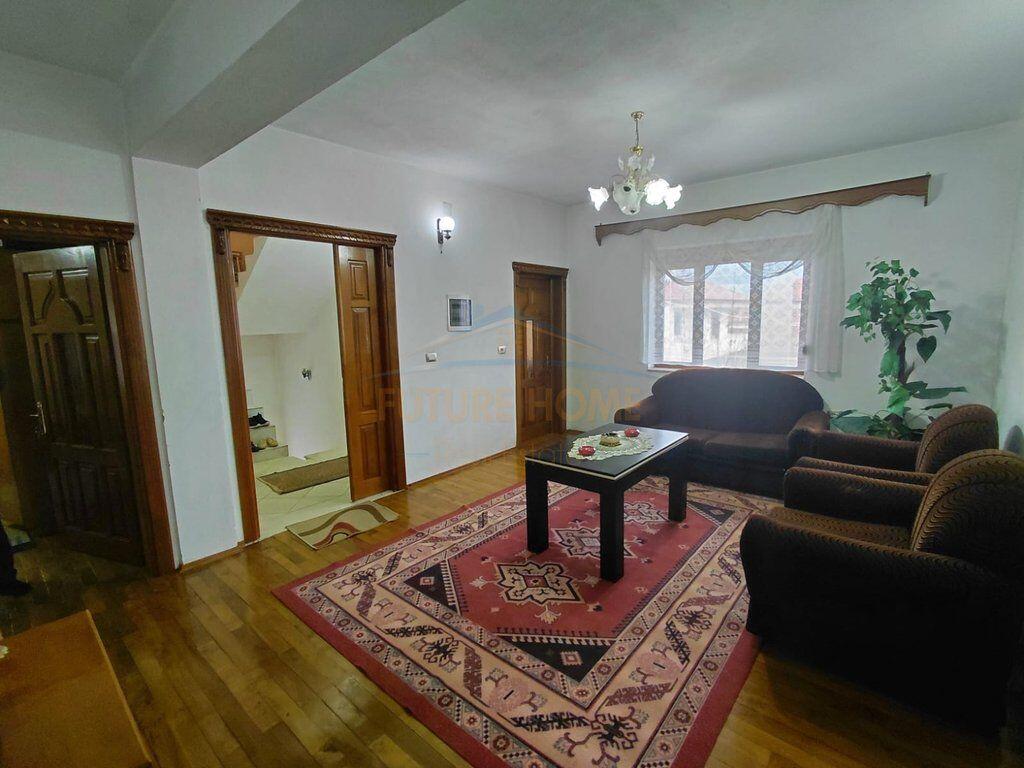 Shitet Shtëpi 2 -katëshe + Truall