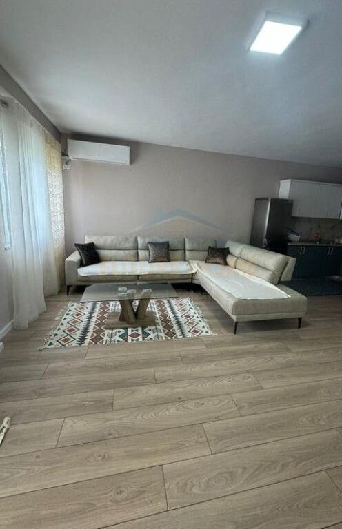 Qera, Apartament 2+1 tek Thesari, Fresk