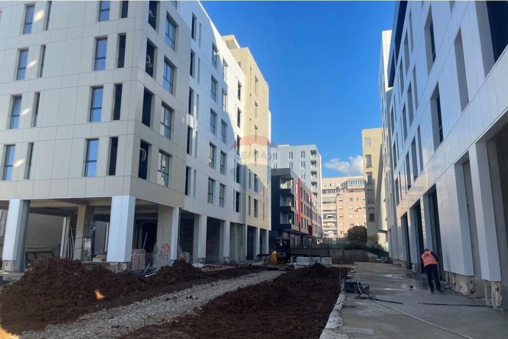 Shop for sale at Jordan Misja!