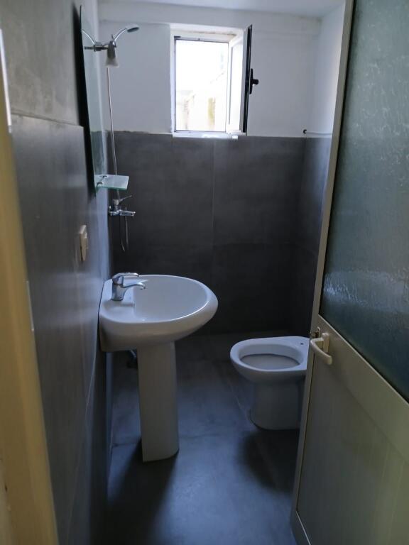 GARSIONERE 20000 LEKE.VILAT GJERMANE