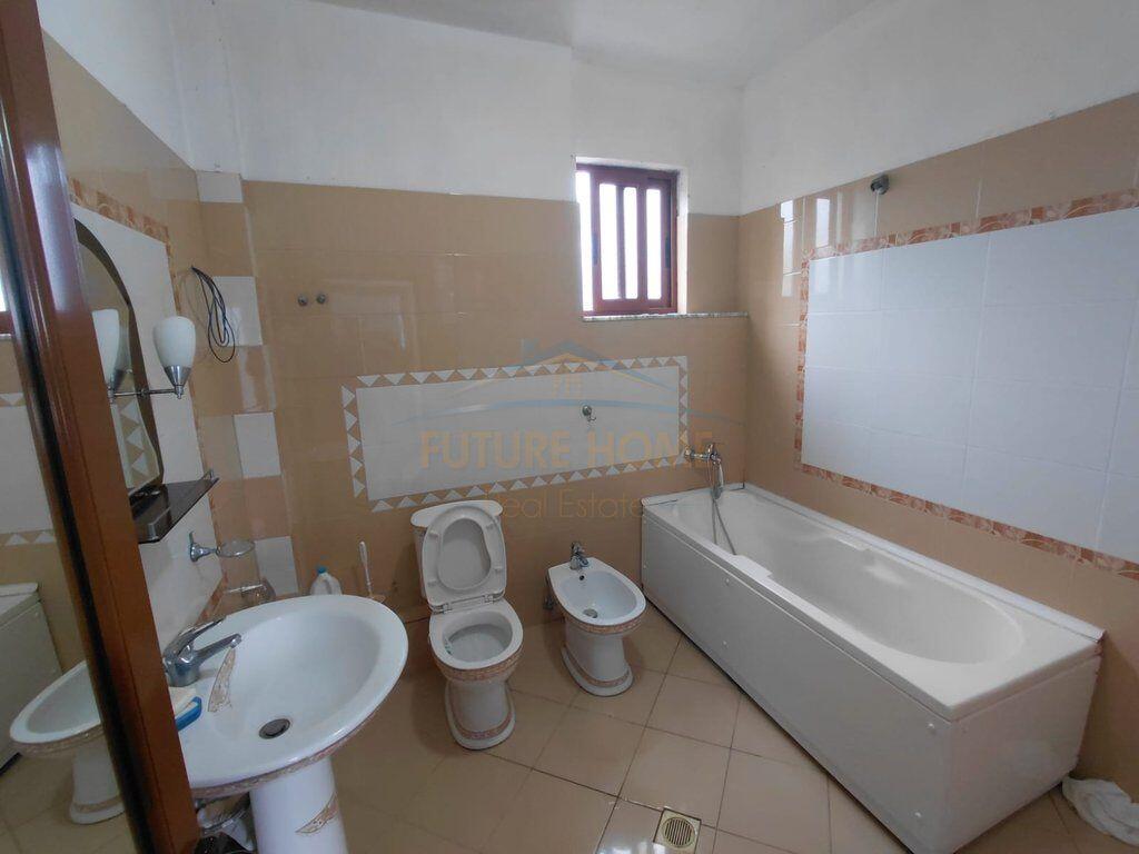 Shitet Shtëpi 2 -katëshe + Truall