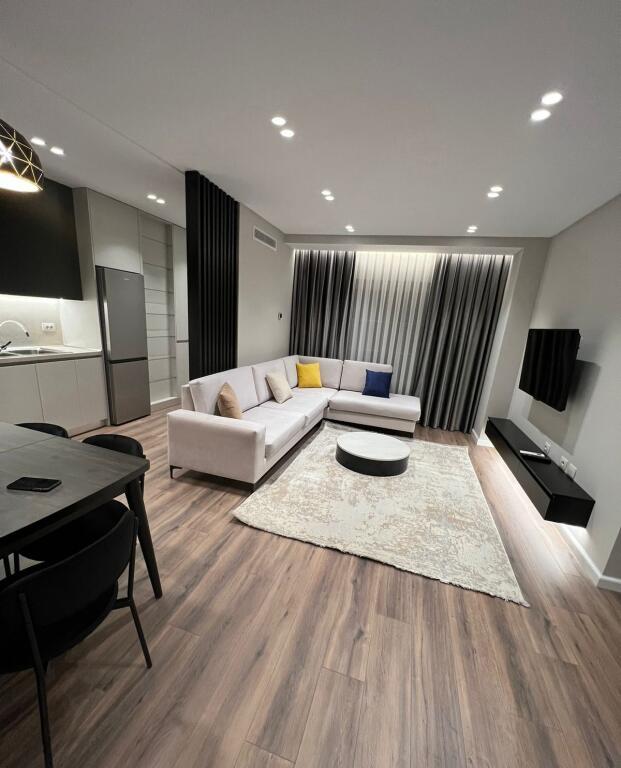 APARTAMENT ME QERA 2+1 ISH FUSHA E AVIACIONIT 700 EURO