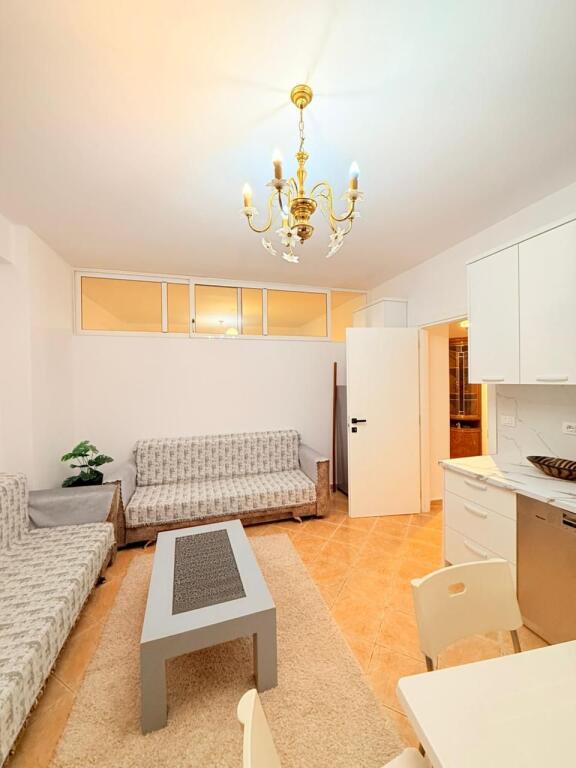 Jepet me Qira Afatgjatë Apartament 2+1 i Mobiluar në Skele, Vlorë