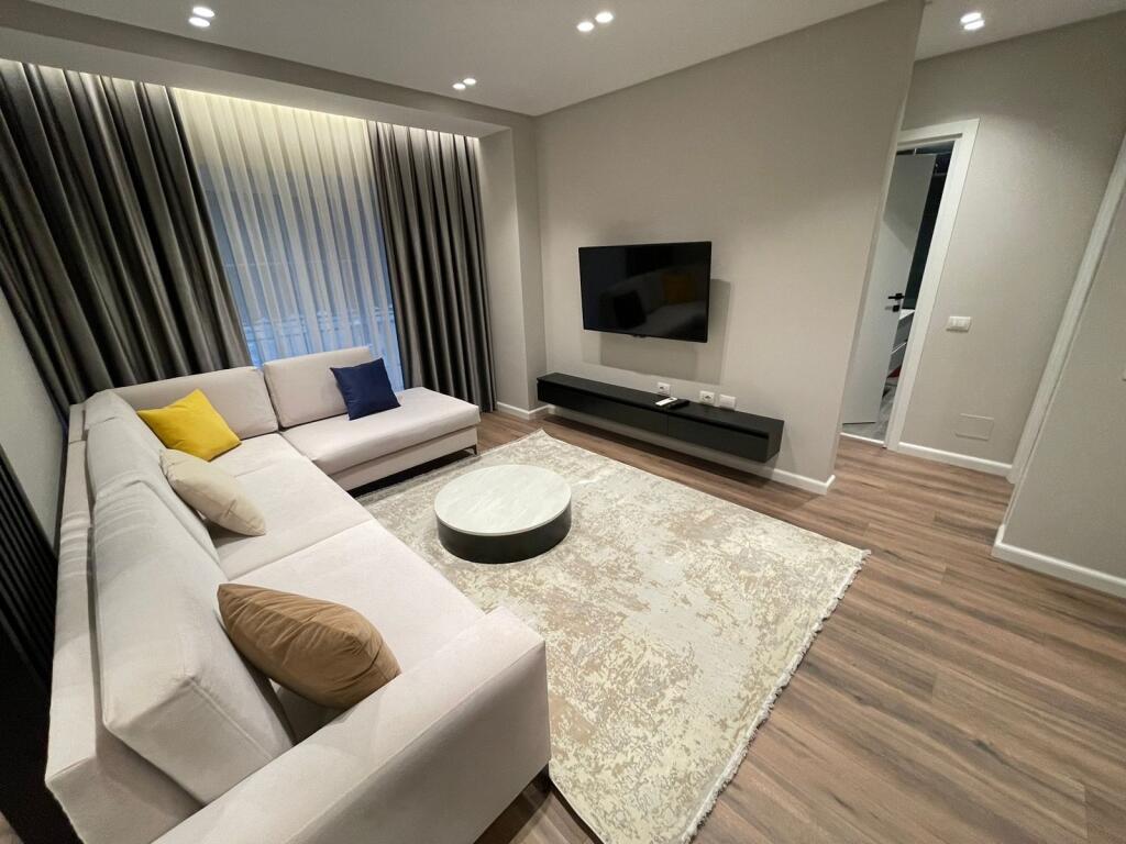 Super apartament 2+1 me qera  kati 7 , pallat i ri me ashensor  cmimi 700€ i padiskutueshem  Tek ish fusha aviacionit Lirohet ne Daten 15 janar