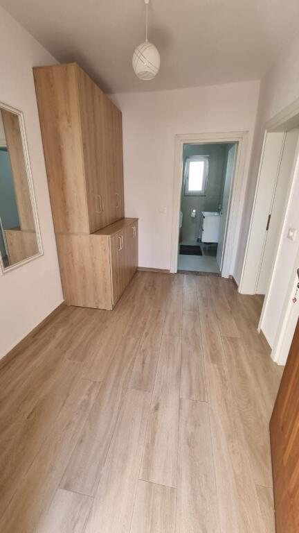 📢 Jepet me Qira Apartament 1+1 Totalisht i Investuar ne Ali Dem pranë Kompleksit Grand.