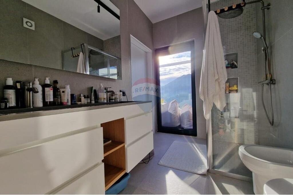 Villa su tre piani in vendita vicino a TEG!