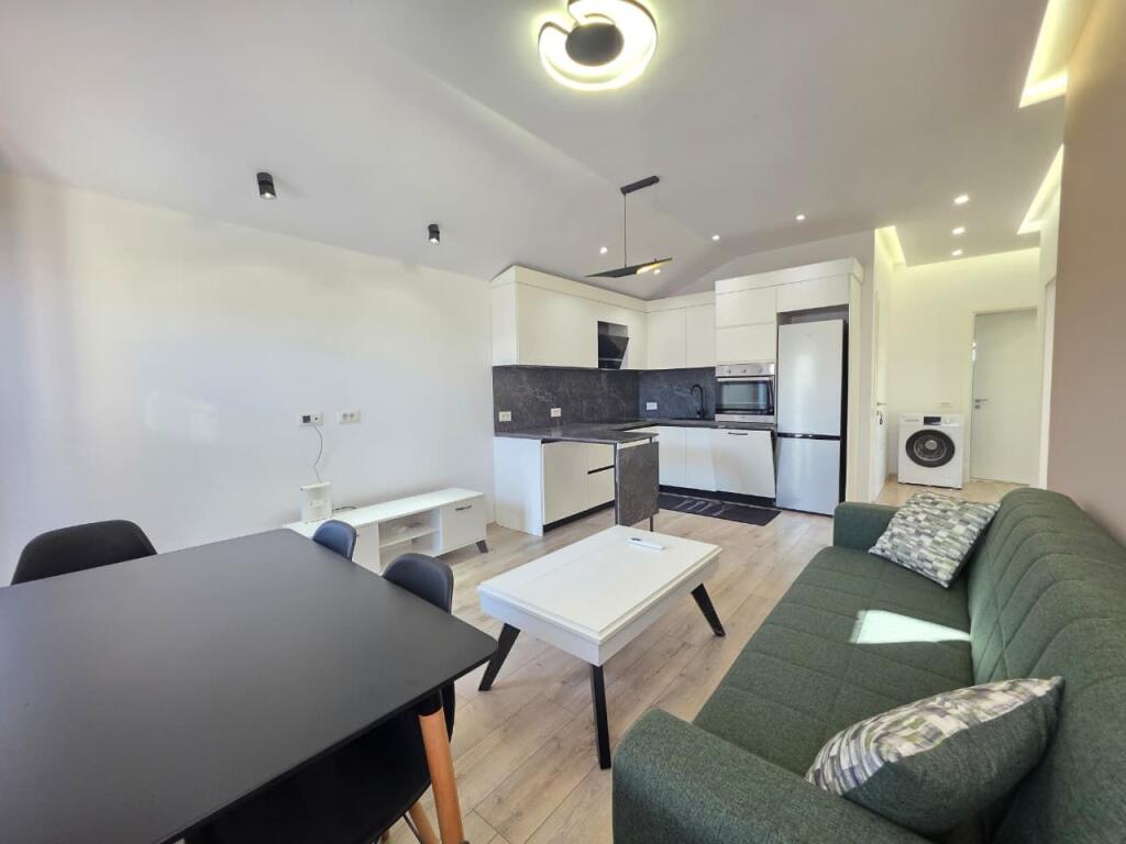 Me Qira: Apartament 2+1 (+ Super Verande &amp; 1 Post Parkimi ✨️) Rrethrrotullimi Shkoze📍 (3 min nga rrethi🔥)  500€/muaj