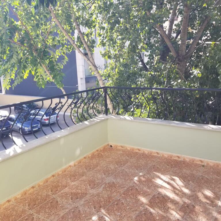 Jepet me qera apartment 2+1, rruga Mine Peza