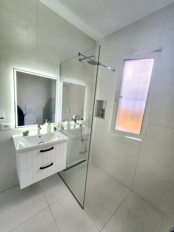 Apartament 3 dhoma gjumi, Brryli- Ali Demi