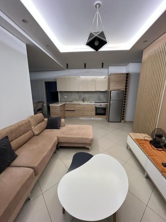 Qsut, apartament 2+1 me qera prane amerikanit 600€