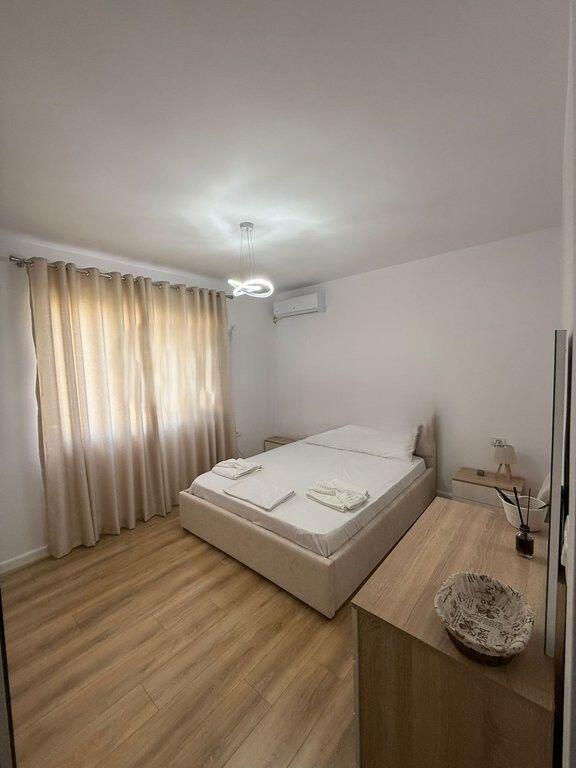JAPIM ME QIRA APARTAMEMT 1+1 PRANE SHESHIT SKENDERBEJ! 700 € /Muaj