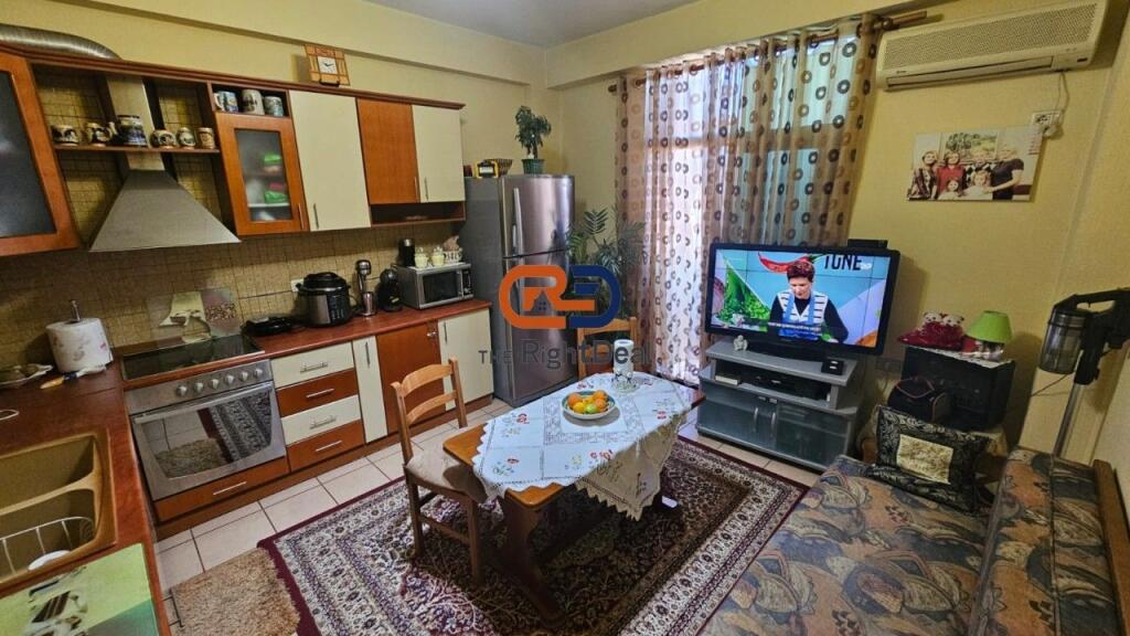 Prane Gjimnazit "Partizani", Shitet Apartament 2+1, Me Hapesira Te Bollshme !!