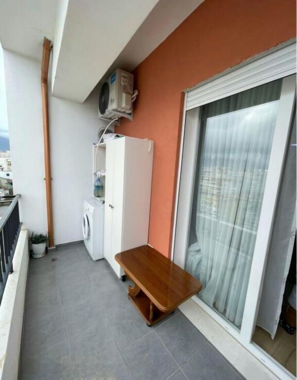 Jepet me qera apartament 1+1 te ish Tregu Elektrik!
