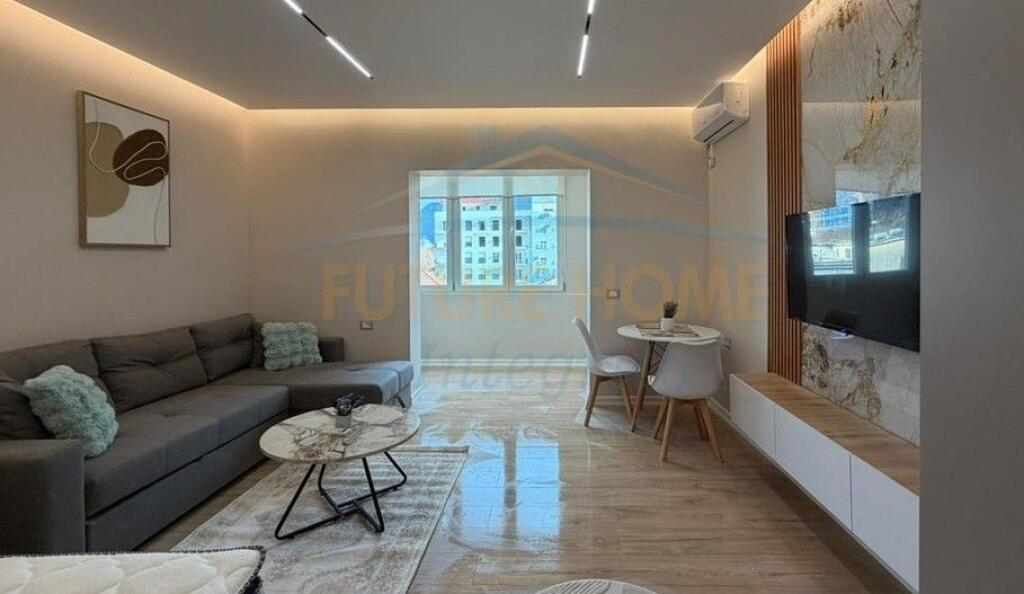 Shitet, Garsoniere, Rruga e Barrikadave, Tiranë.