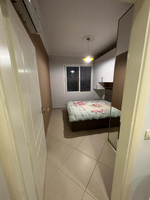 Qsut, apartament 2+1 me qera prane amerikanit 600€