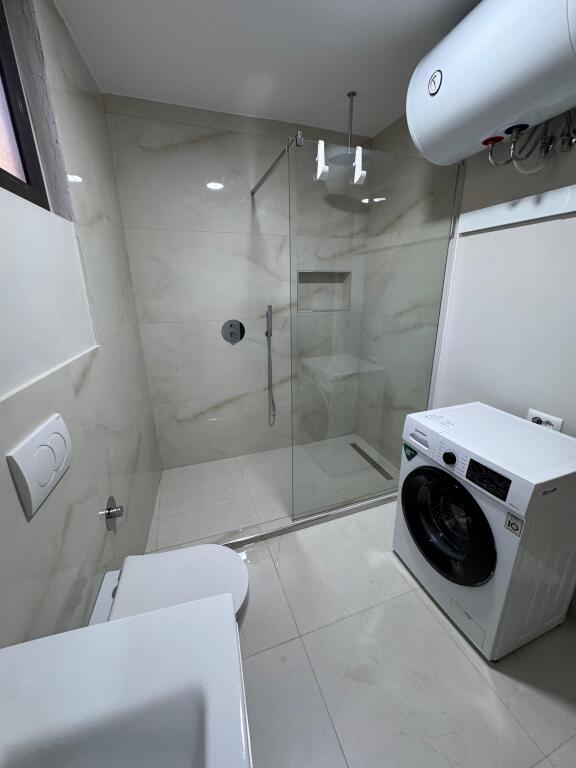 Affitto Appartamento 1+1 📍Xhamlliku 🛣️ Di fronte alla Scuola Niket Dardani ✨  🏢Nuova costruzione  🪜Piano 0 🛋️Arredato   💶Prezzo: 35000 leke