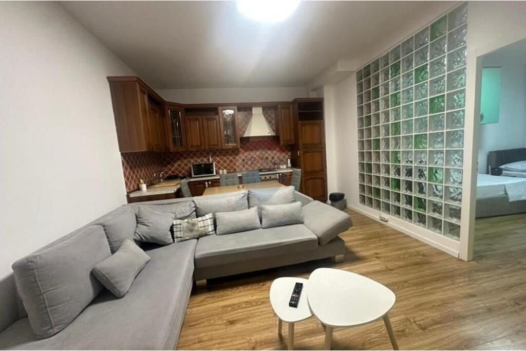 Jepet me qira apartament 2+1 te Rruga e Kavajes