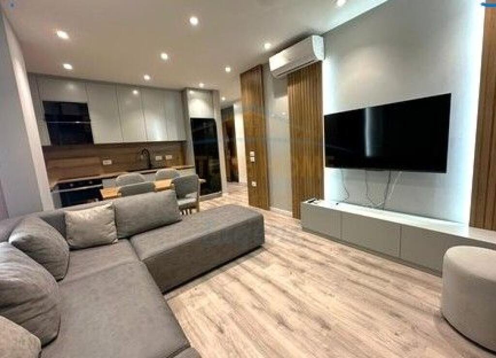 Jepet per qera apartament 1+1+post parkimi, Shkolla e Kuqe