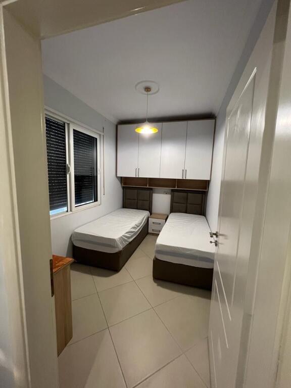 Qsut, apartament 2+1 me qera prane amerikanit 600€