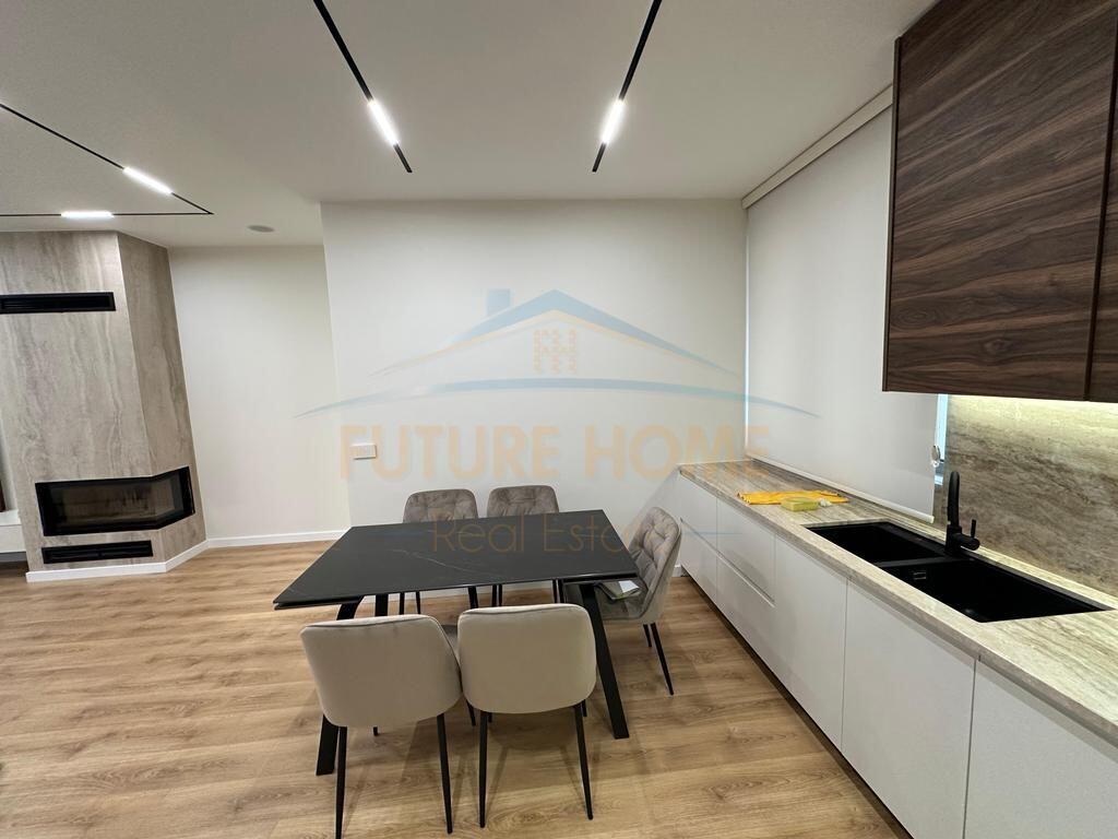 Apartamenti ndodhet i pozicionuar tek Liqeni i Thatë, Tek Green Valley.  Informacion mbi apartamentin:  • Sipërfaqja Neto: 67.9 m2 • Kati 1 Banim  Organizimi:  • Ambient ndenjje • Ambient gatimi te Dedikuar • Korridor shpërndarës • Dhome gjumi • Tualet • Ballkon  Cilësime të tjera:  • Me ashensor. • E sapo investuar. • Post Parkimi i perfshire • Residence e Re • Administrim i perfshire  Për një vizitë në pronë na kontaktoni!