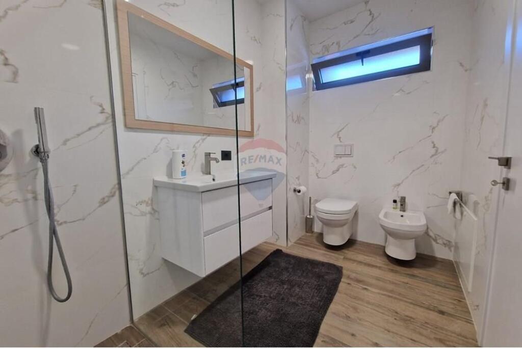 Villa su tre piani in vendita vicino a TEG!