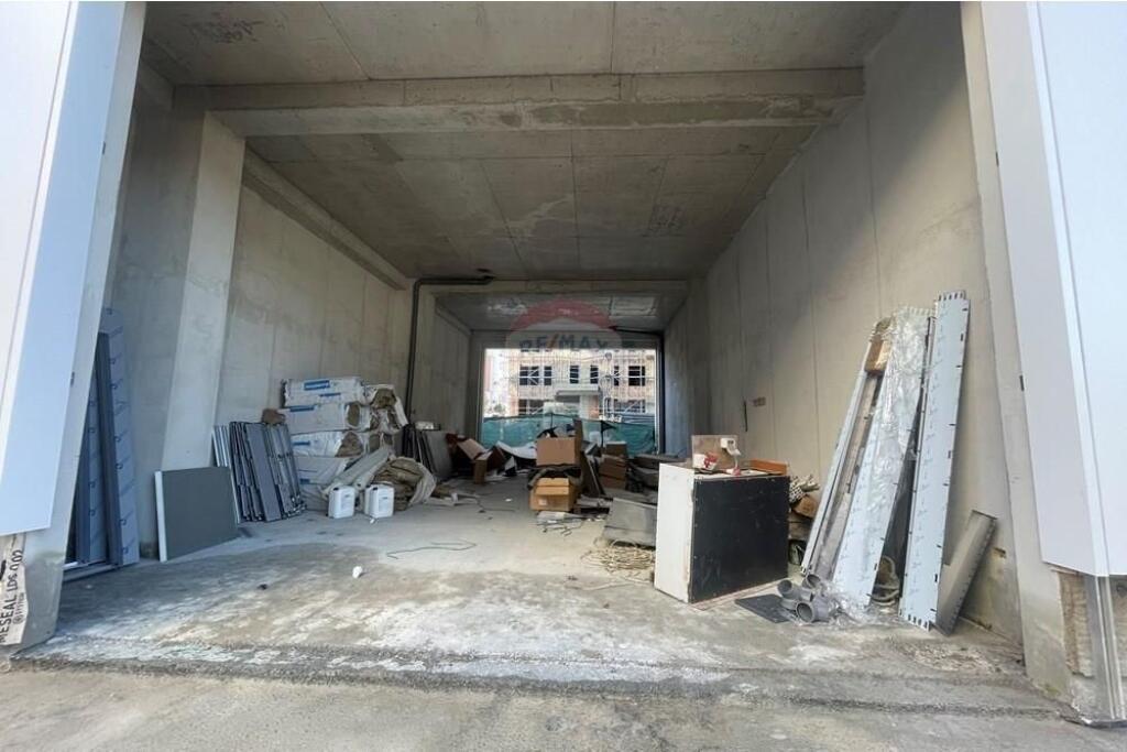 Shop for sale at Jordan Misja!