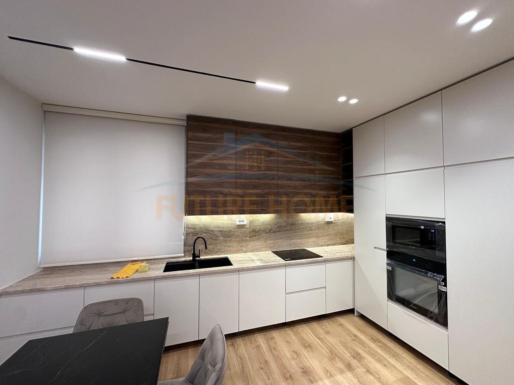 Apartamenti ndodhet i pozicionuar tek Liqeni i Thatë, Tek Green Valley.  Informacion mbi apartamentin:  • Sipërfaqja Neto: 67.9 m2 • Kati 1 Banim  Organizimi:  • Ambient ndenjje • Ambient gatimi te Dedikuar • Korridor shpërndarës • Dhome gjumi • Tualet • Ballkon  Cilësime të tjera:  • Me ashensor. • E sapo investuar. • Post Parkimi i perfshire • Residence e Re • Administrim i perfshire  Për një vizitë në pronë na kontaktoni!