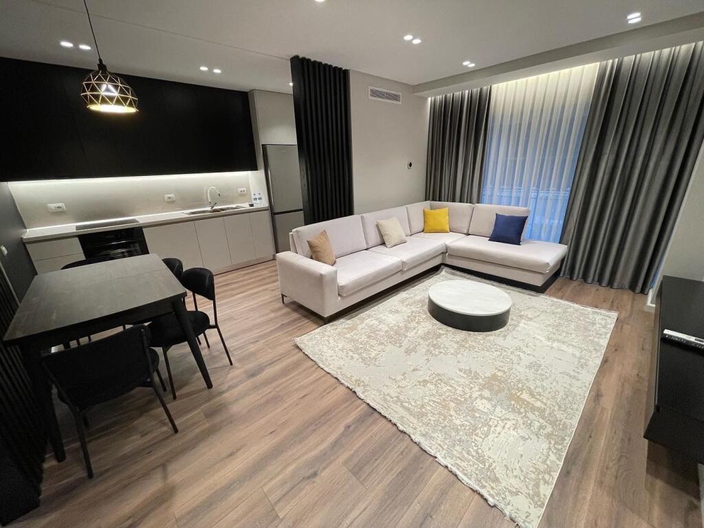 Super apartament 2+1 me qera  kati 7 , pallat i ri me ashensor  cmimi 700€ i padiskutueshem  Tek ish fusha aviacionit Lirohet ne Daten 15 janar