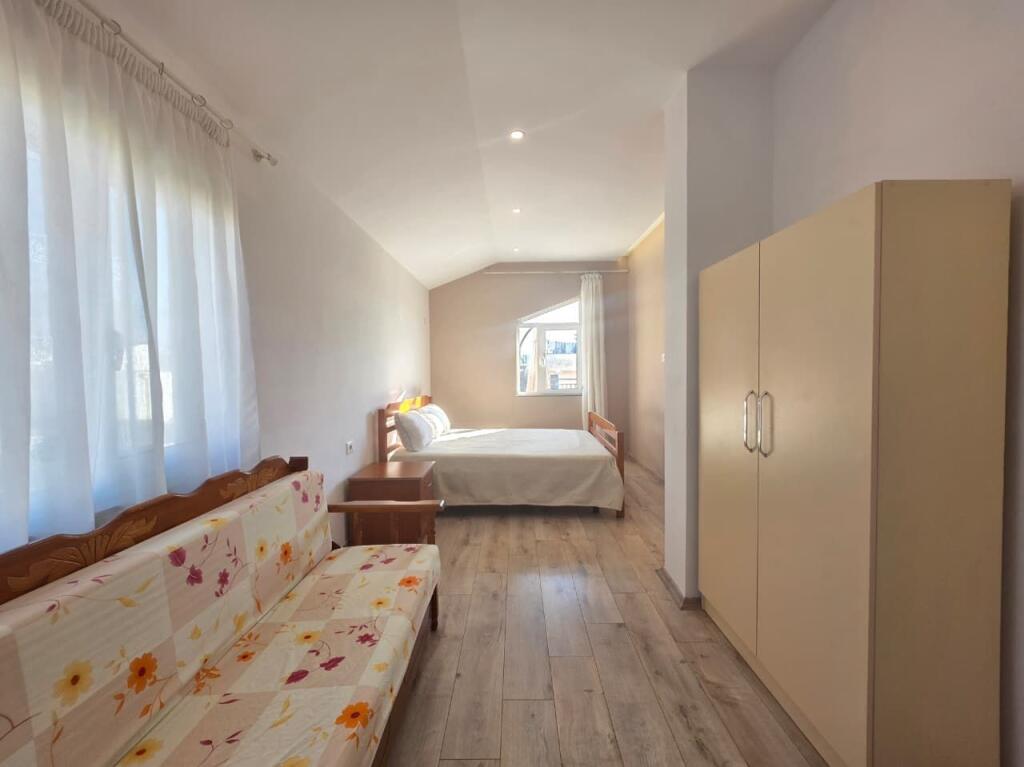 Me Qira: Apartament 2+1 (+ Super Verande &amp; 1 Post Parkimi ✨️) Rrethrrotullimi Shkoze📍 (3 min nga rrethi🔥)  500€/muaj