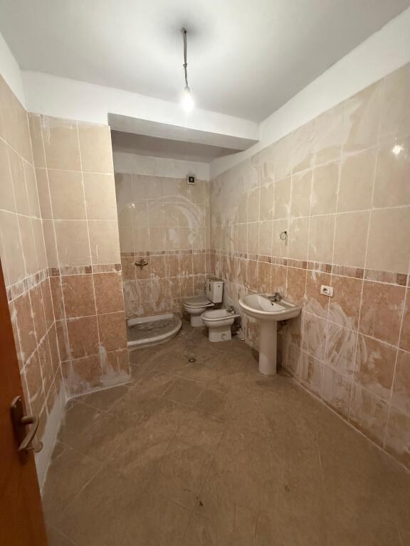 Shitet apartament 2+1+2 tek Mbikalimi i Komunes Parisit