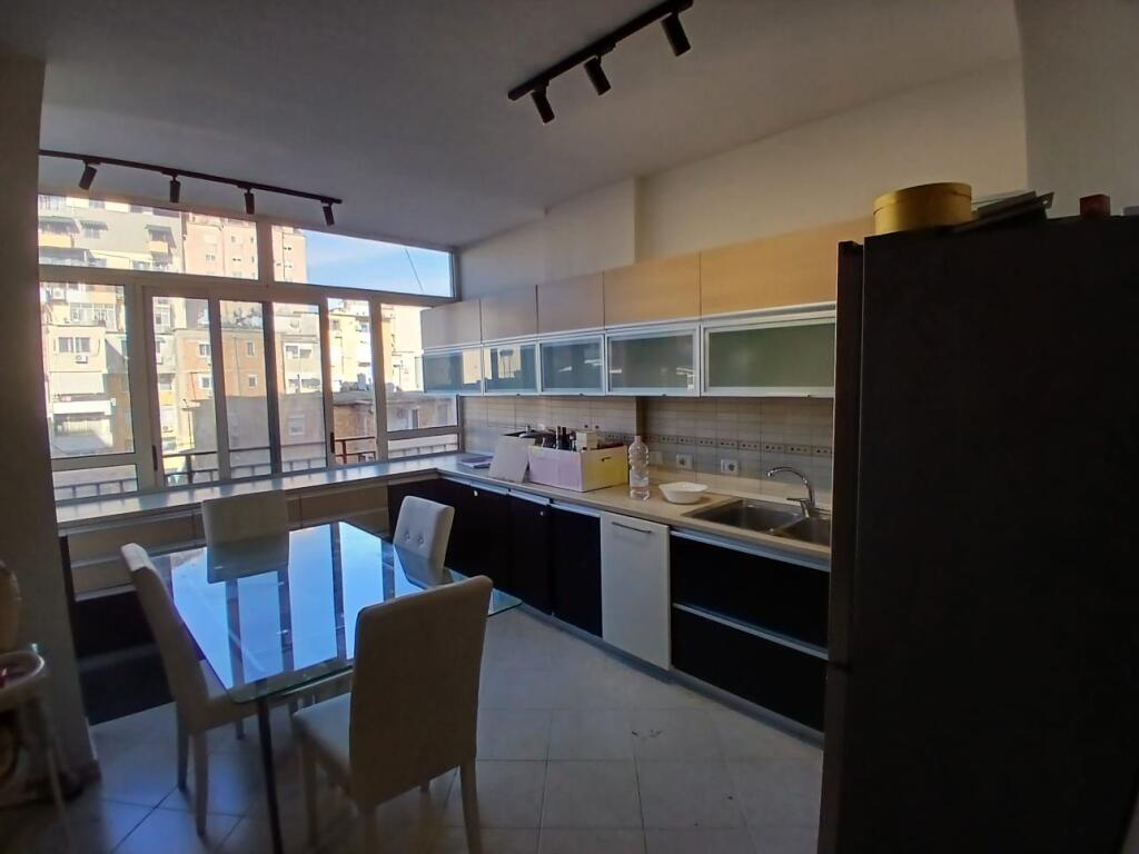 Jepet me qera apartament 2+1+2 Rruga marko Bocari,Liqeni i thate.